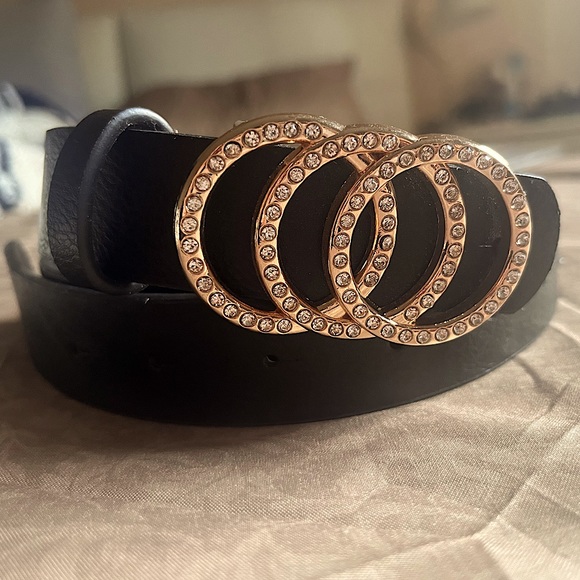 SOLD- FREE W/ BUNDLE Rose gold buckle faux leather belt - Picture 1 of 4